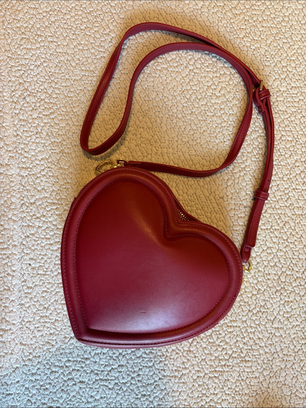 a new day Heart-Shaped Crossbody Bag - Deep Red